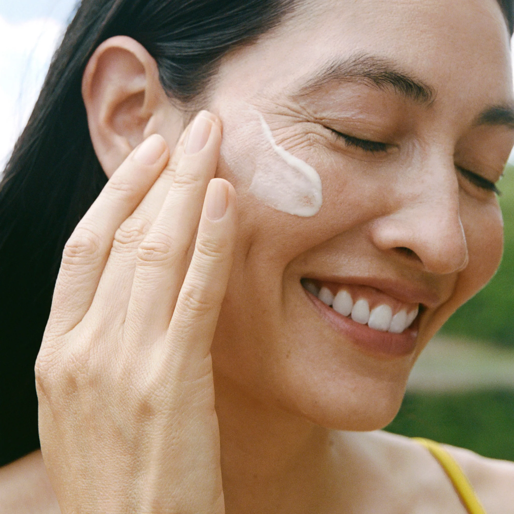 Mountain Glow Golden Serum - Image 4